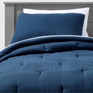 Pillowfort F/Q navy bedding